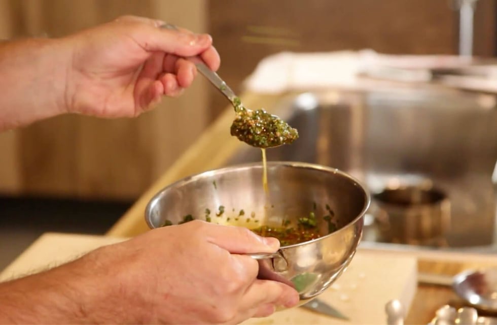 El truco para hacer chimichurri ahumado con un ingrediente sorprendente