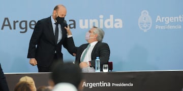Gildo Insfrán, gobernador de Formosa, saluda al presidente Alberto Fernández durante la firma de un acuerdo contra la violencia de género. (Clarín)