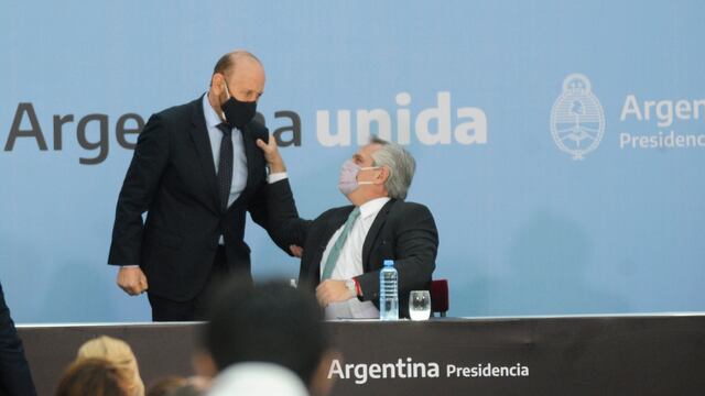 Gildo Insfrán, gobernador de Formosa, saluda al presidente Alberto Fernández durante la firma de un acuerdo contra la violencia de género. (Clarín)