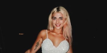 Marta Fort apostó por un vestido semitransparente con hombro al descubierto y conquistó halagos