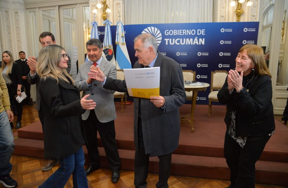 El gobernador entregó 140 escrituras que “dormían” en el IPV