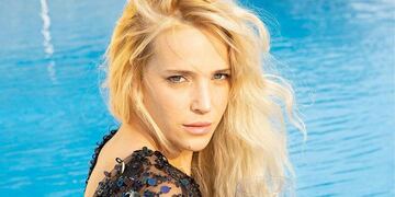 Luisana Lopilato posó en microbikini amarilla, gafas de sol y solero en Instagram