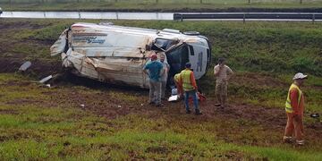 La camioneta pertenecería a una empresa de correos y encomiendas.