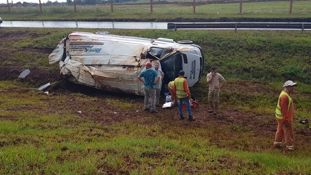La camioneta pertenecería a una empresa de correos y encomiendas.