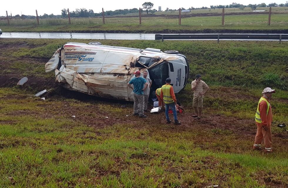 Conductor lesionado tras volcar en la ruta nacional 12