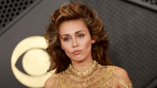 Premios Grammy 2024: Miley Cyrus deslumbró en la red carpet con un vestido dorado estilo Cleopatra.