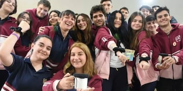 Los alumnos de economía de quinto año del Colegio Sagrado Corazón de Santa Fe que crearon "scrunchieCup".