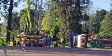 Puerto Leoni: volcó un camión con exceso de yerba