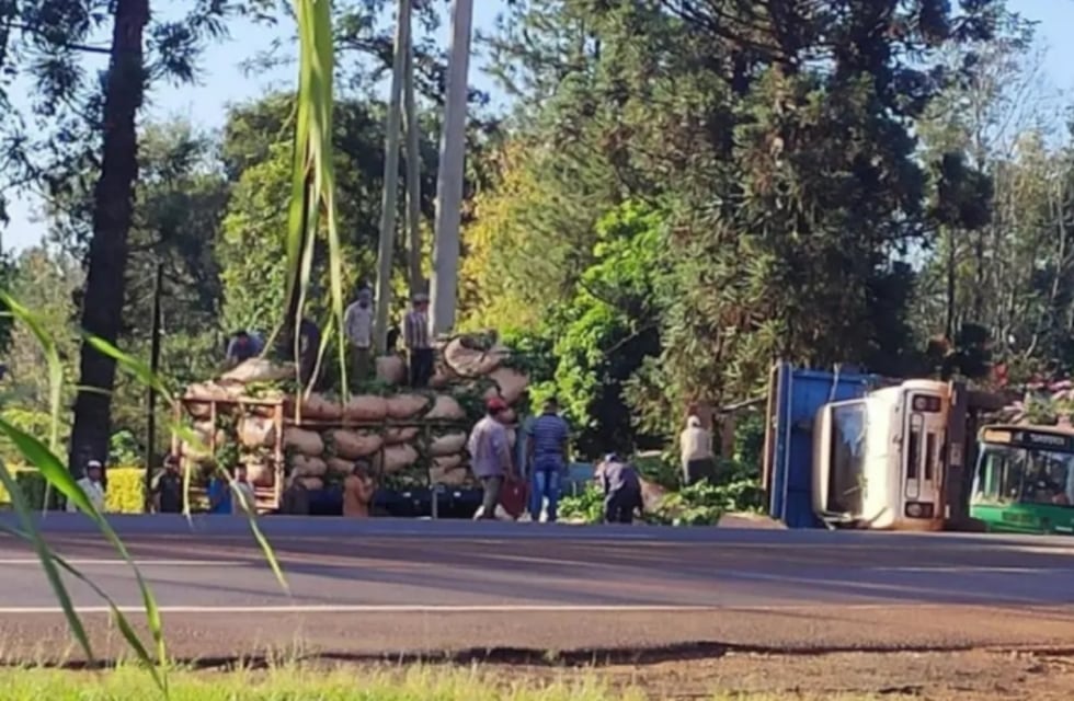 Puerto Leoni: volcó un camión con exceso de yerba