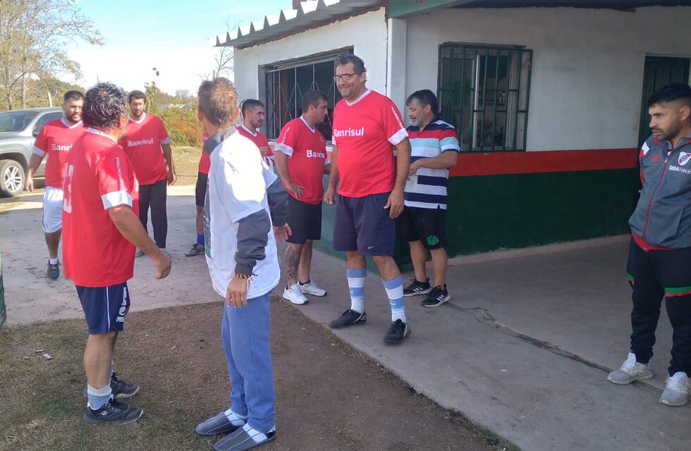 Se realizó un encuentro de fútbol de veteranos a beneficio del árbitro Osvaldo “Tati” Pereyra