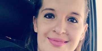 La joven necesita de los audífonos para escuchar.