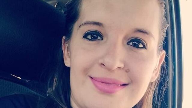 La joven necesita de los audífonos para escuchar.