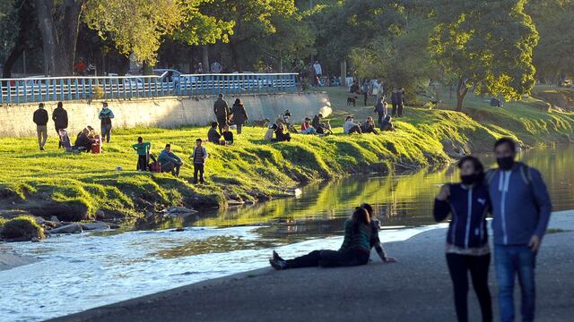 Mucha gente aprovechó el buen clima y paseó por la costanera. (Javier Ferreyra/ La Voz)