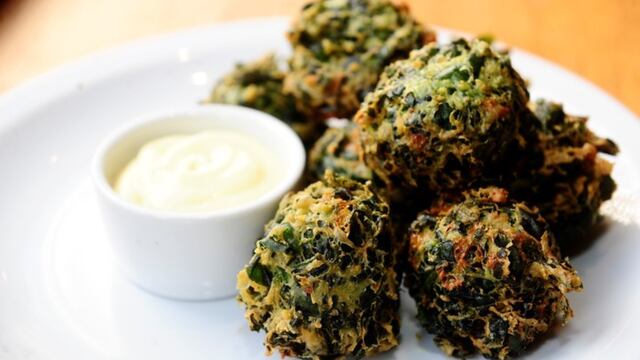 La receta fácil y sabrosa de buñuelos de acelga que se hace con pocos ingredientes.