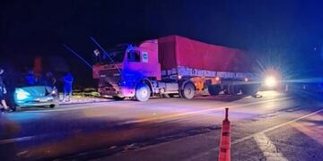 Garupá: camión de gran porte chocó con un automóvil.