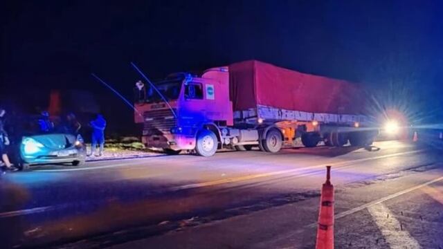 Garupá: camión de gran porte chocó con un automóvil.