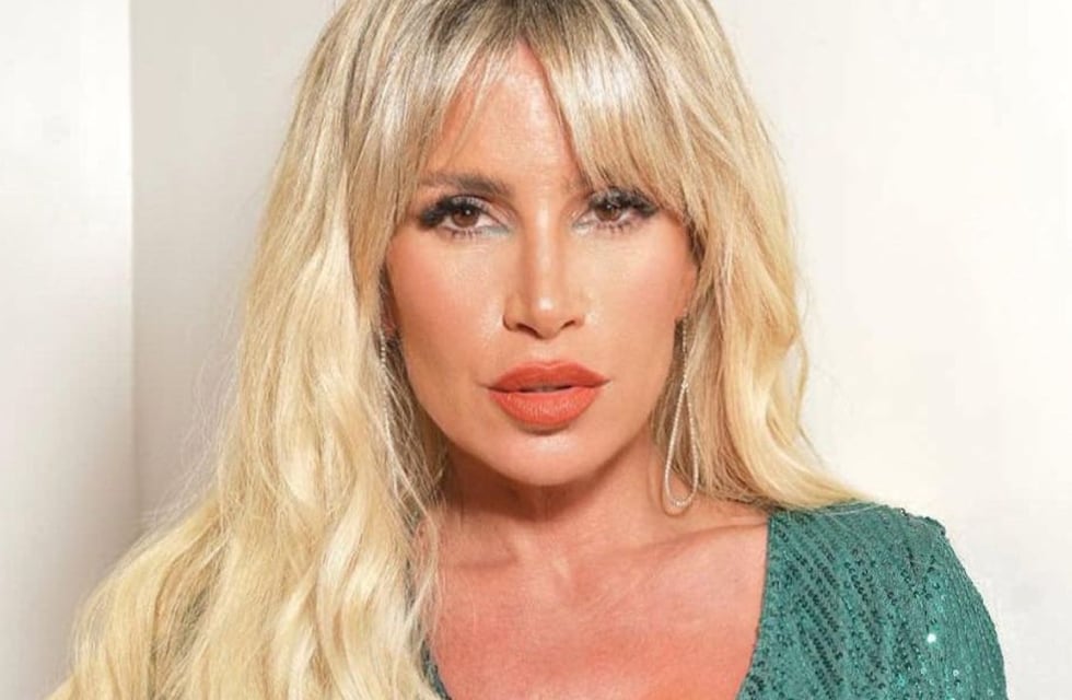 El look navideño de Flor Peña que sorprendió en Instagram: crop top y mini short negro