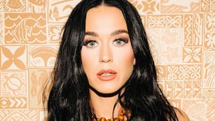 Katy Perry sorprendió a París con un vestido de 200 metros de largo