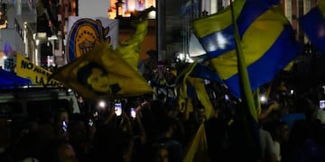 Un numeroso grupo de hinchas canallas se sumaron a la masiva marcha en Rosario por el 24 de marzo.