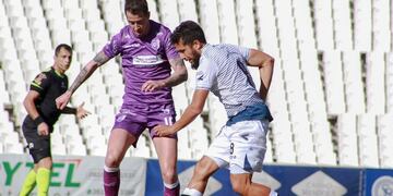 Sebastián Navarro intenta zafar de la marca de D'Angelo, en el partido que Independiente Rivadavia igualó con Villa Dálmine por la Primera Nacional.