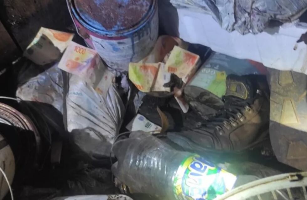 Recuperan más de 50 mil pesos oculto entre la basura de un galpón abandonado en El Soberbio
