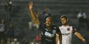 Jorge Scolari convirtió el primer gol de Independiente Rivadavia ante Defensores, por la Primera Nacional.