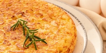 Cómo aprovechar el pollo sobrante: Tortilla de papa rallada paso a paso