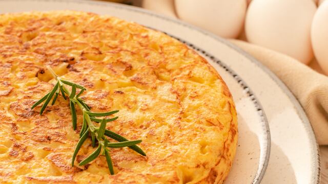 Cómo aprovechar el pollo sobrante: Tortilla de papa rallada paso a paso