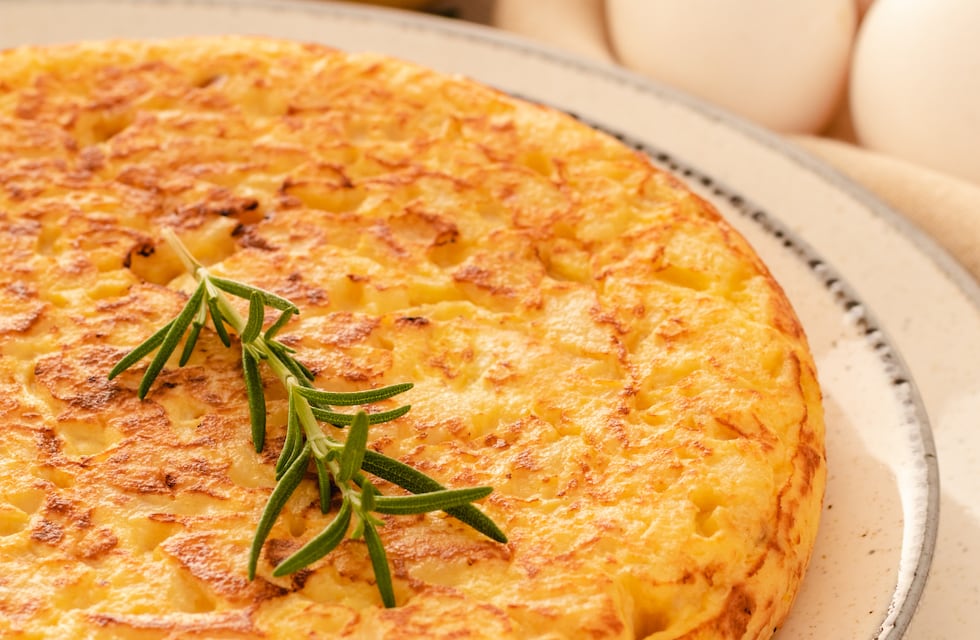 Cómo aprovechar el pollo sobrante: Tortilla de papa rallada paso a paso