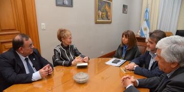 El encuentro en Casa de Gobierno abrió la puerta a talleres de ajedrez, programas académicos compartidos y una semana de amistad ruso-argentina en octubre.