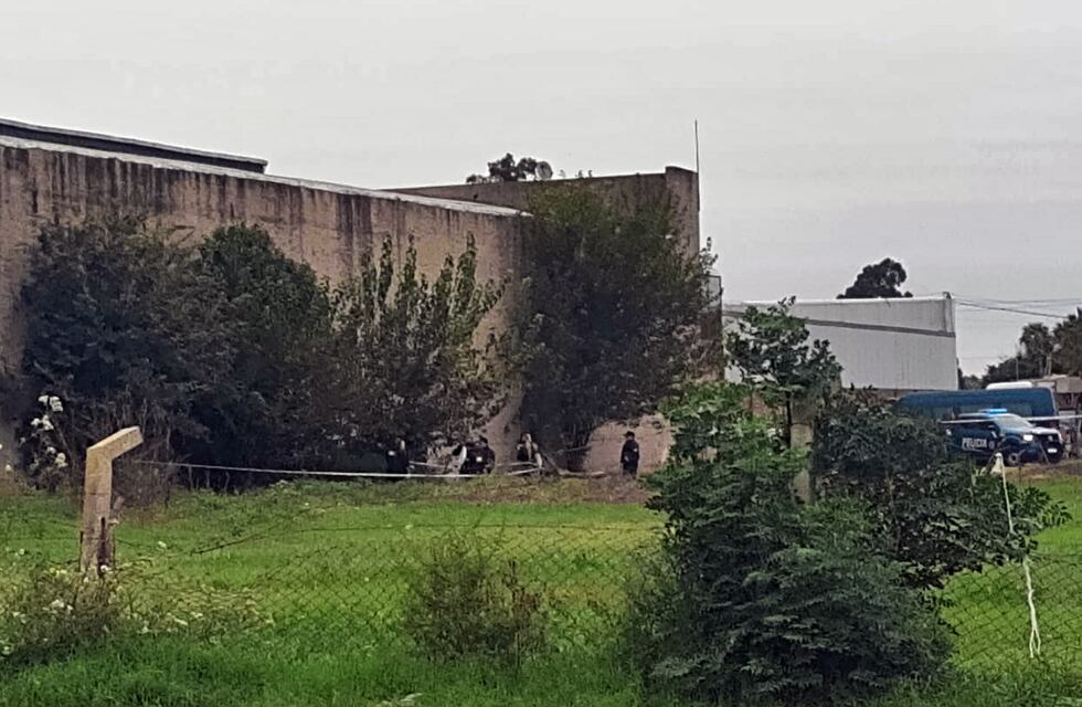 Conmoción por el hallazgo de un cadáver en el predio de una distribuidora rosarina