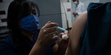 En Mendoza el primero grupo de riesgo que se vacunó fue el personal de la salud. Ignacio Blanco / Los Andes