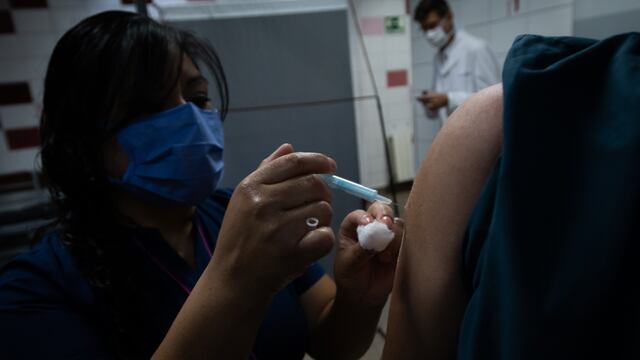 El personal de salud del Hospital Central de la provincia de Mendoza se está vacunando con la segunda dosis de la vacuna Sputnik V. (Imagen ilustrativa) Foto: Ignacio Blanco / Los Andes