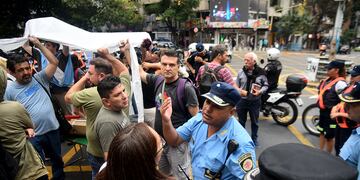 La Policía de Córdoba impide el armado de la carpa blanca docente. (Pedro Castillo / La Voz)