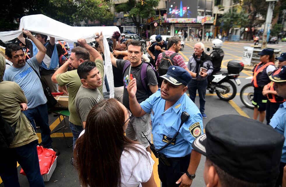 Docentes cordobeses autoconvocados protestaron con una “carpa blanca” en el centro de la ciudad