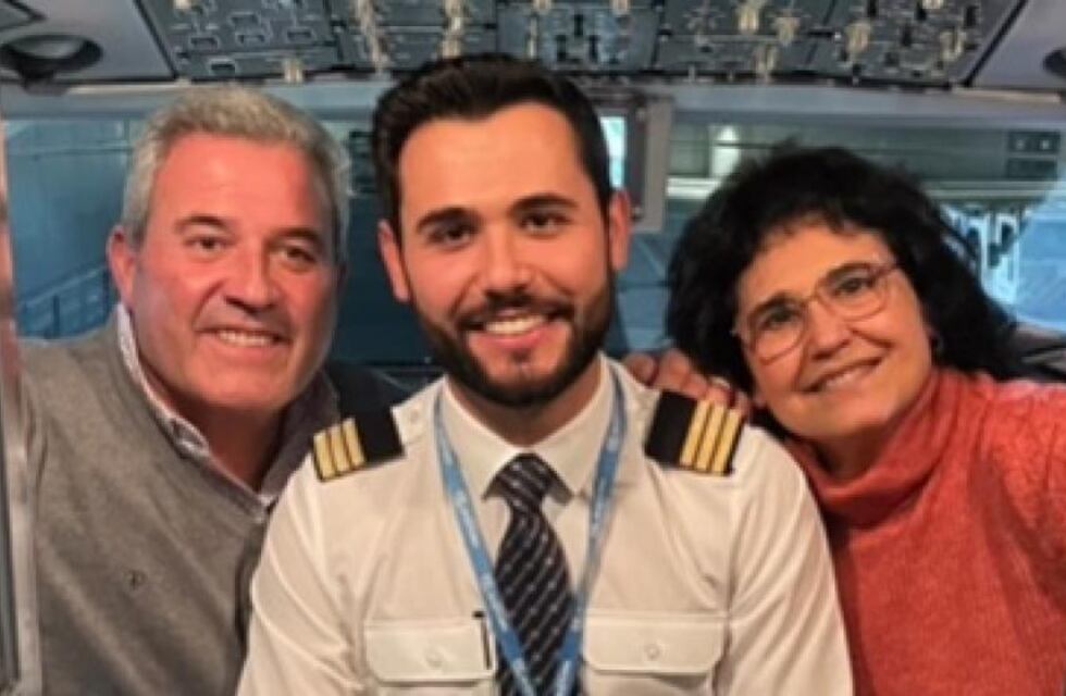 Video: un piloto agradeció a sus padres lo que hicieron por él y conmovió a todos los pasajeros