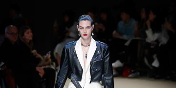 Una combinación que siempre queda genial es una prenda de cuero y los labios rojos.