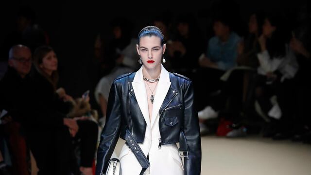 Una combinación que siempre queda genial es una prenda de cuero y los labios rojos.