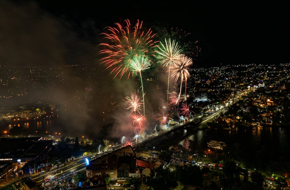 Villa Carlos Paz celebró el inicio del 2025 con un impresionante show de fuegos artificiales