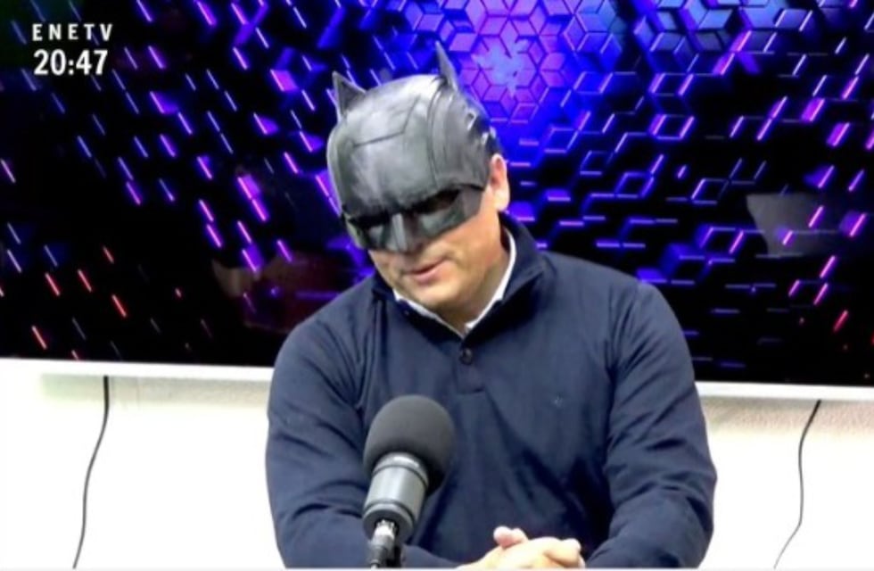 Un precandidato a Intendente de Paraná se presenta con una máscara de Batman