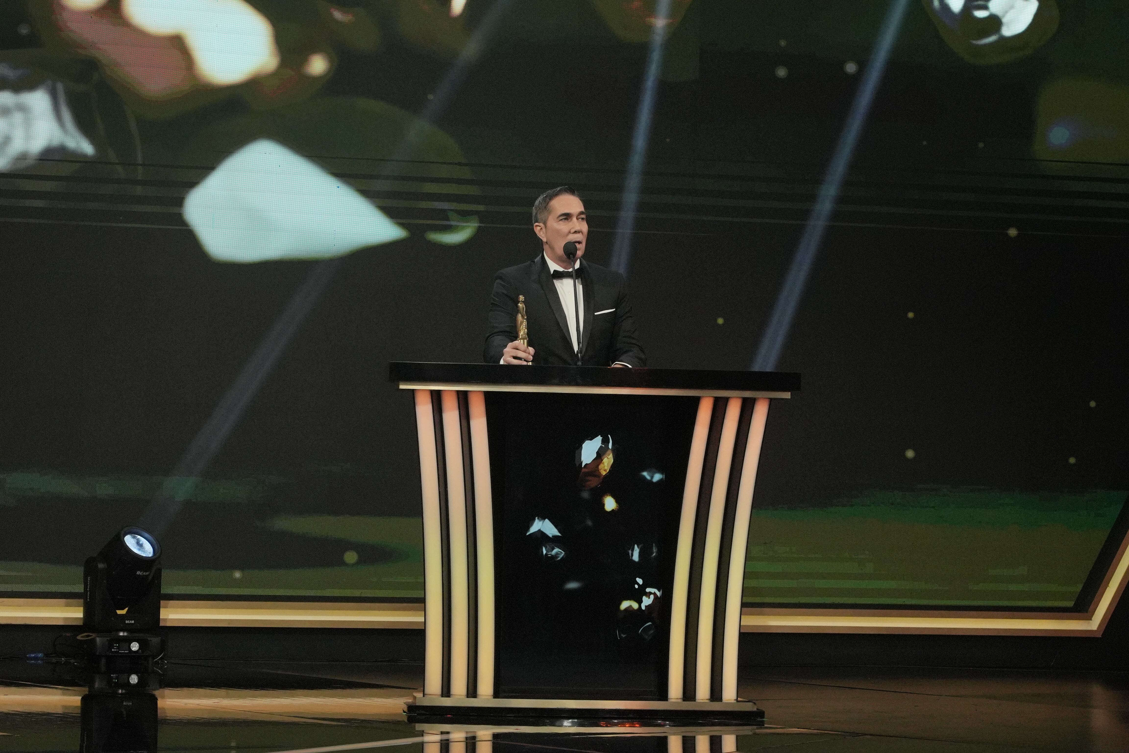 Rodolfo Barili dando su discurso de agradecimiento tras recibir su Martín Fierro. (foto: Prensa Telefe)