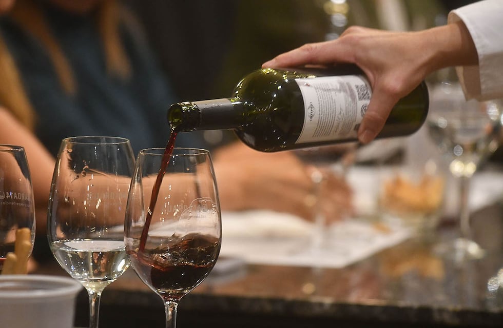 Clausuraron en Córdoba una fiesta clandestina con drogas: era una supuesta degustación de vinos