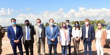 Gustavo Arrieta de Vialidad Nacional, el gobernador Gustavo Bordet y el Jefe del 17º Distrito, Daniel Koch en un acto de inauguración de obras sobre ruta 20.