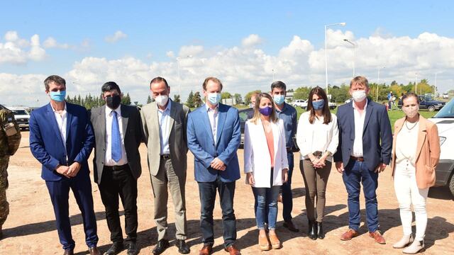 Gustavo Arrieta de Vialidad Nacional, el gobernador Gustavo Bordet y el Jefe del 17º Distrito, Daniel Koch en un acto de inauguración de obras sobre ruta 20.