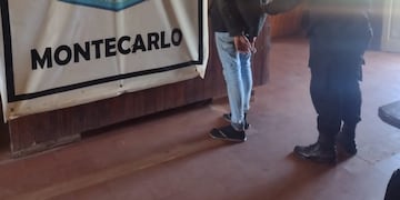 Montecarlo: joven en aparente estado de ebriedad fue detenido por amenazar a transeúntes.