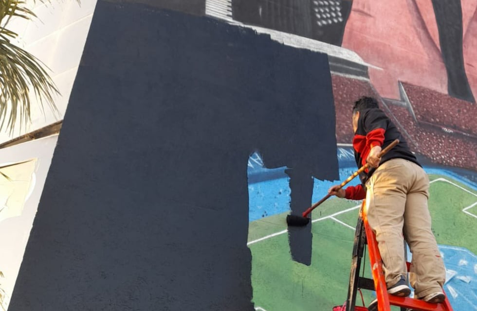 Después de la foto viral de Marcos Camino y Germán Lerche, Colón decidió tapar el mural de Los Palmeras