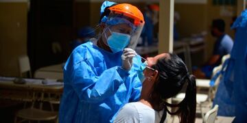 Hisopado. Uno de los tests más utilizados es el de PCR, que cuenta con una alta confiabilidad, pero tiene que ir a laboratorio. (José Hernández)