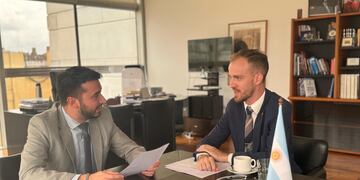 El candidato de La Libertad Avanza en el departamento Castellanos, Bryan J. Mayer junto a Nahuel Sotelo, el secretario de culto y civilización de la Nación