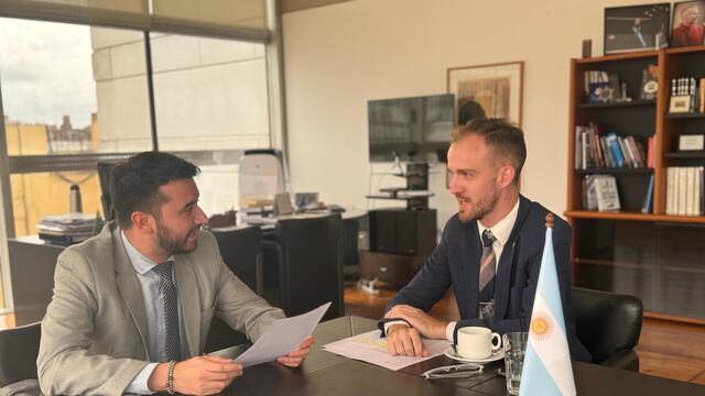 El candidato de La Libertad Avanza en el departamento Castellanos, Bryan J. Mayer junto a Nahuel Sotelo, el secretario de culto y civilización de la Nación