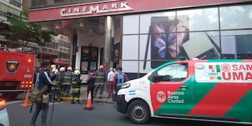 Se derrumbó la entrada de un cine en Palermo